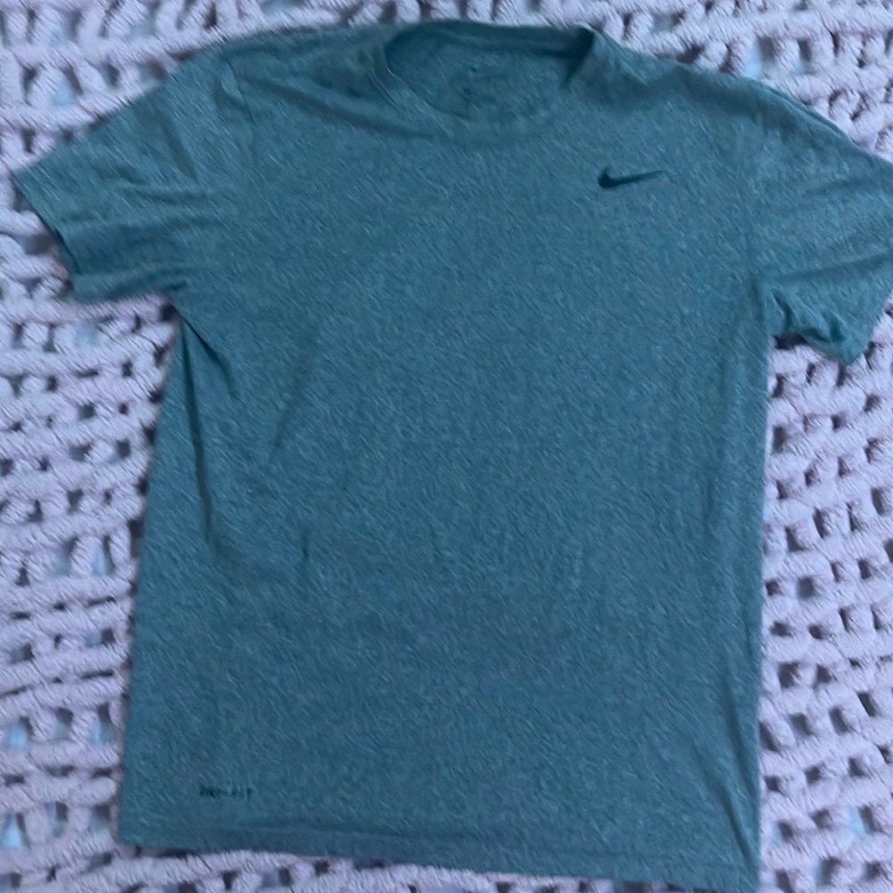 gray nike dri-fit shirt